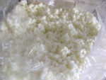 Spužva mljevena - pahuljice u pakiranjima od 1 kg i 10 kg – za tapeciranje, popunjavanje jastuka, madraca i dekorativnih elemenata.